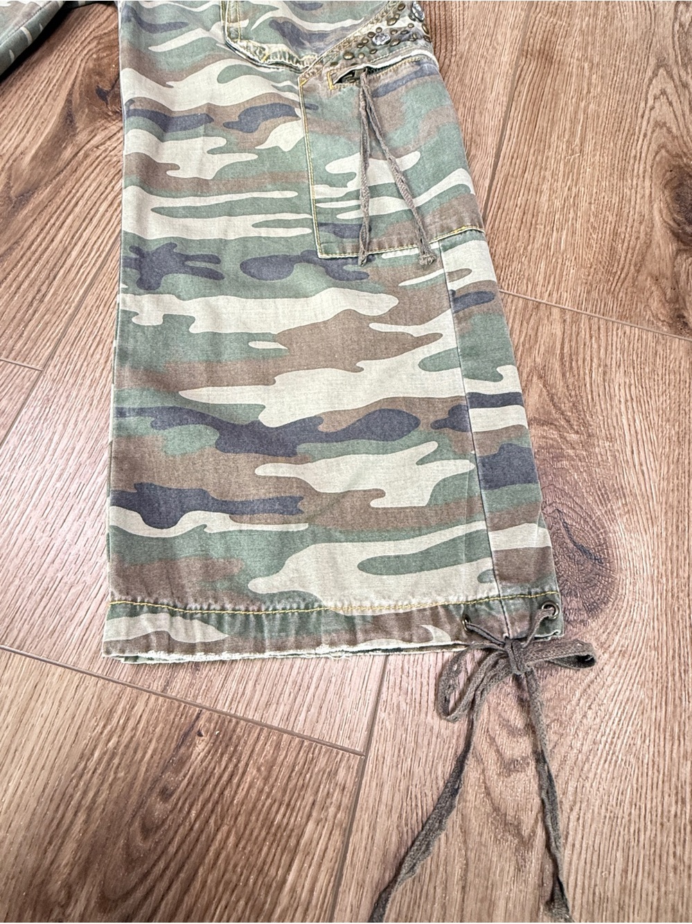 Miss Me Embellished Camo Cargo Capri Pants Rhinestone Studded Size Medium - Picture 8 of 11